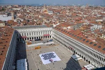Venezia si trasforma in un murales antimiliardari e Bezos fa da capro espiatorio in piazza San Marco Venezia si trasforma in un murales antimiliardari e Bezos fa da capro espiatorio in piazza San Marco
