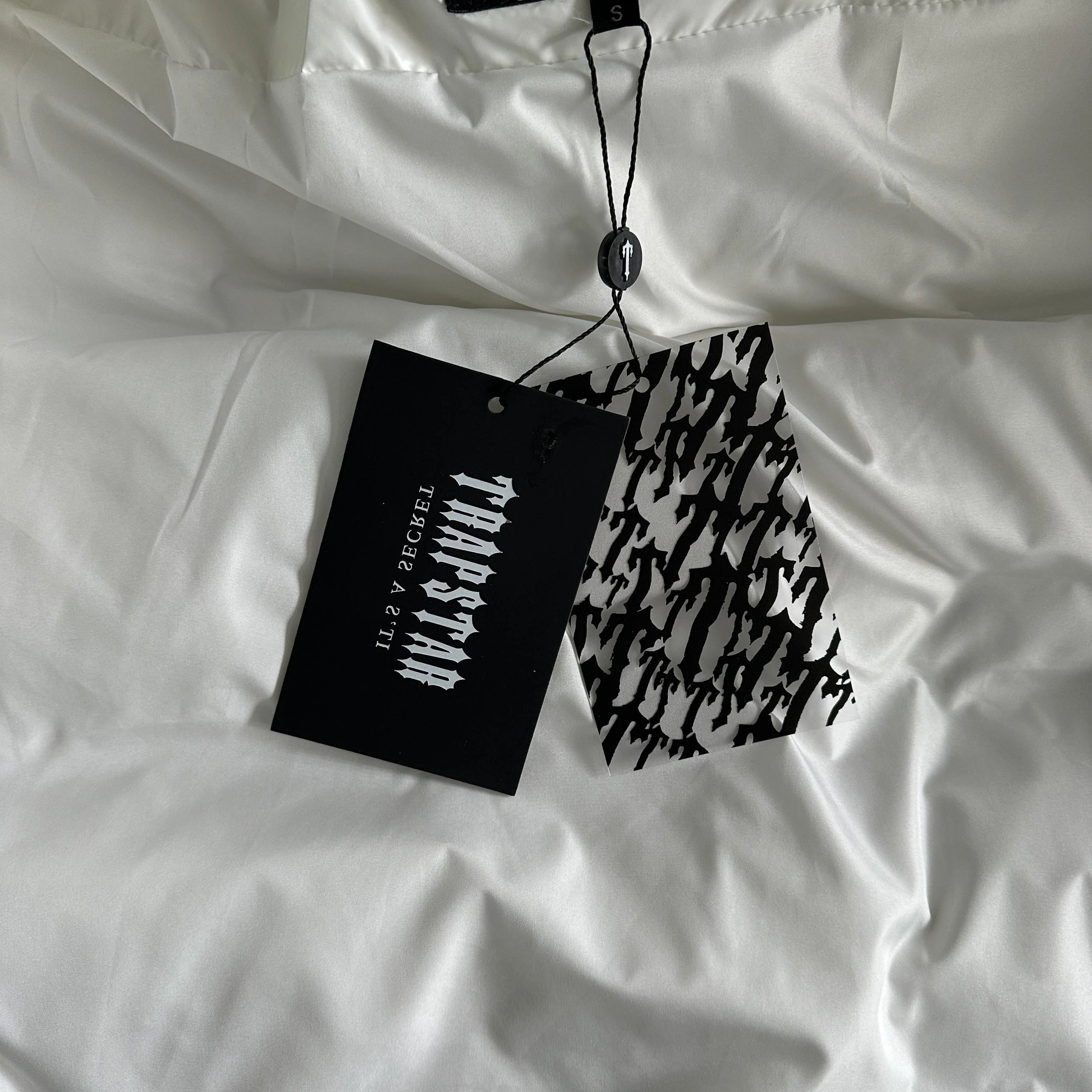 Trapstar Irongate Embossed Puffer Jacket Cream A Fonte