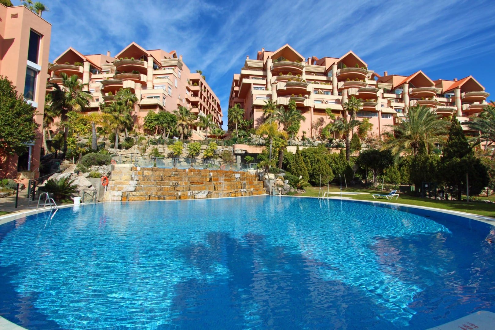 Magna Marbella.Bank sells 2 bed apartment with 90m2 garden