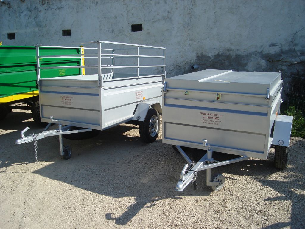 Remolque de turismo Basculante de dos ejes de 750 Kg con freno. Rueda