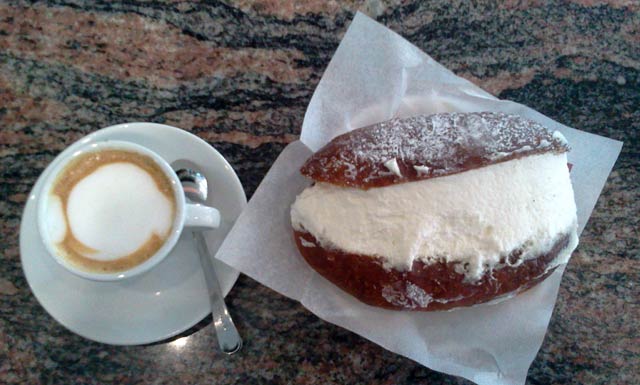 Come si mangia un maritozzo con la panna Agrodolce