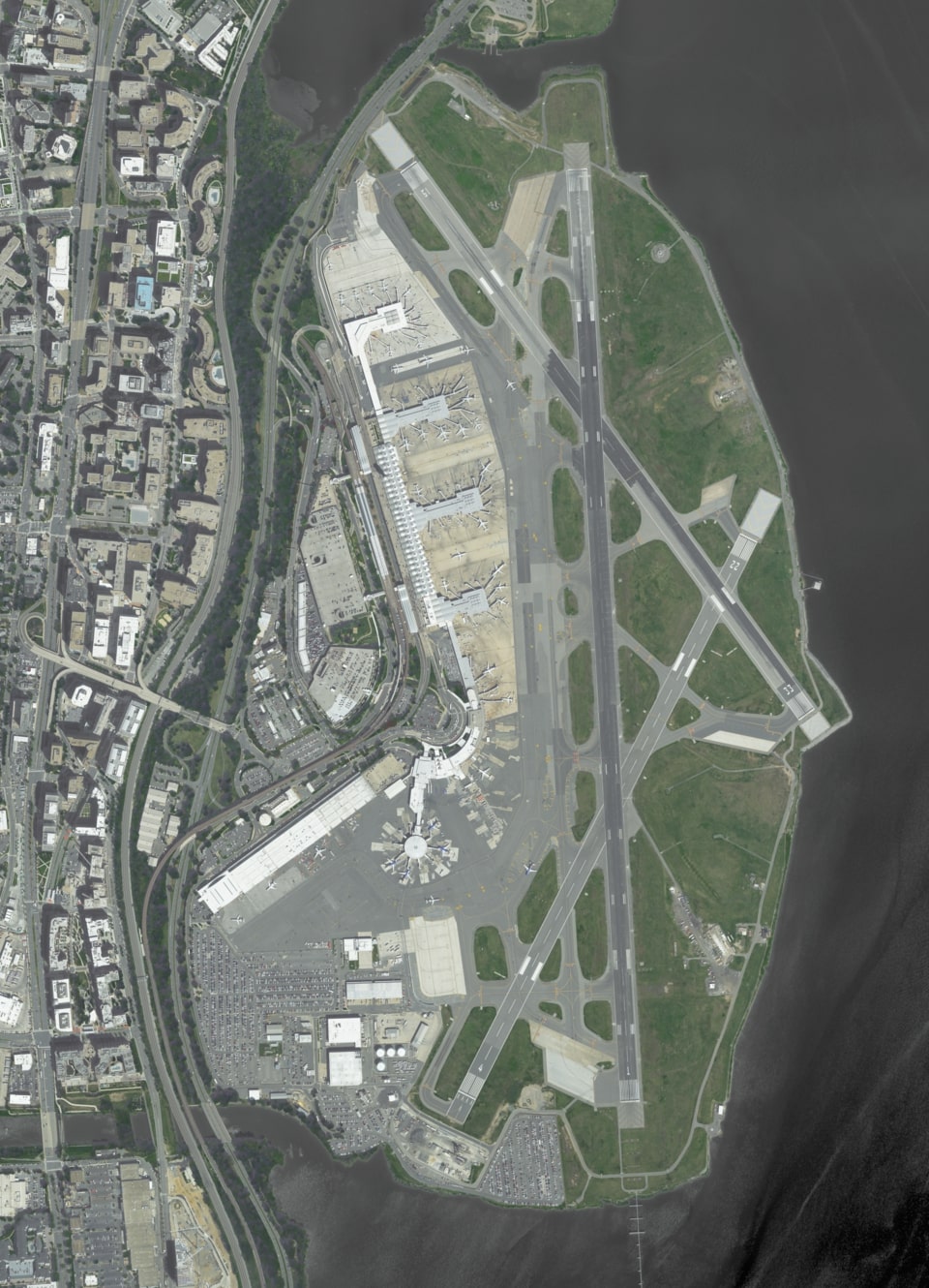 Ronald Reagan Washington National Airport (DCA) the closest airport