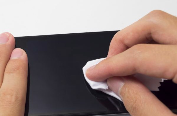 How to Completely Clean iPhone Screen with Alcohol
