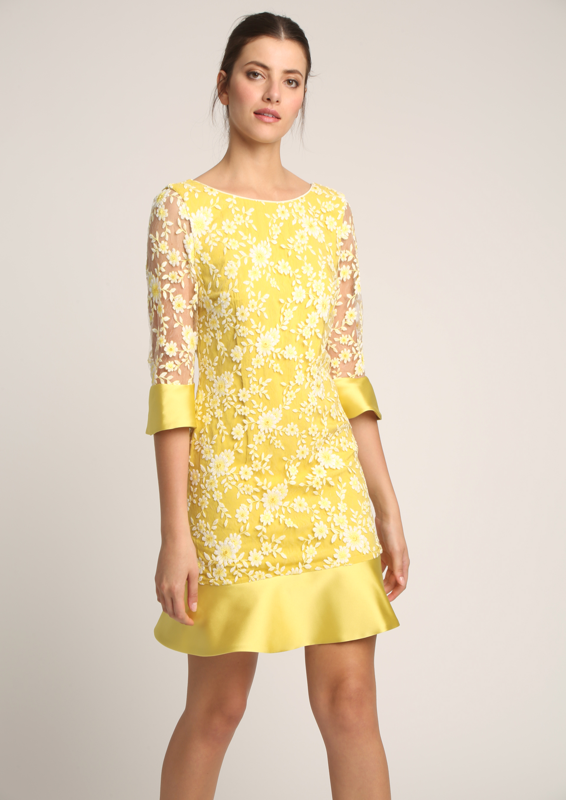 Vestido amarillo bordado