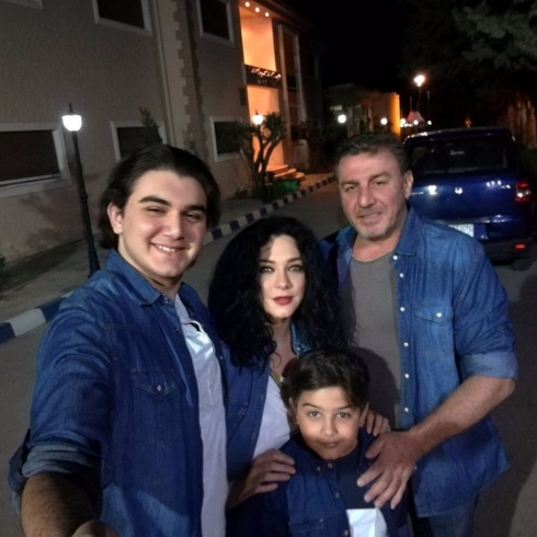 تميزت في ادوار عديدة وحصدت جوائز مهمة في العديد من المهرجانات داخل سوريا وخارجها. Ù‡Ù„ ÙƒØ§Ù† Ø®Ù„Ø§Ù ÙƒØ§Ø±ÙŠØ³ Ø¨Ø´Ø§Ø± ÙˆØ³Ù„Ø§Ù ÙÙˆØ§Ø®Ø±Ø¬ÙŠ Ø¨Ø³Ø¨Ø¨ Ø²ÙˆØ¬ Ø§Ù„Ø£Ø®ÙŠØ±Ø© Ø§Ù„Ø¨ÙˆØ§Ø¨Ø©