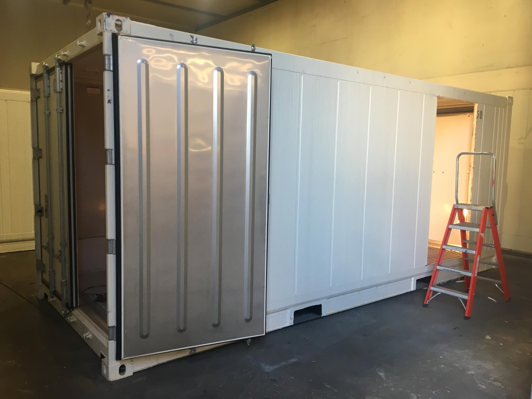 Assembly of extra door in reefer container Containers