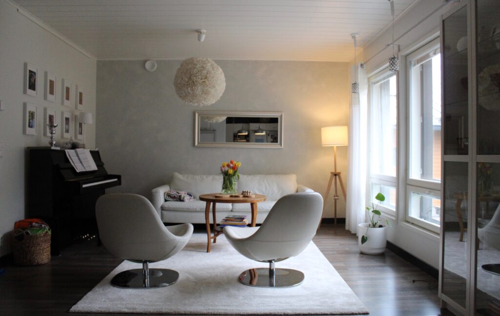 Tehosteseinän maalaus antaa kodille uutta ilmettä Aldeko