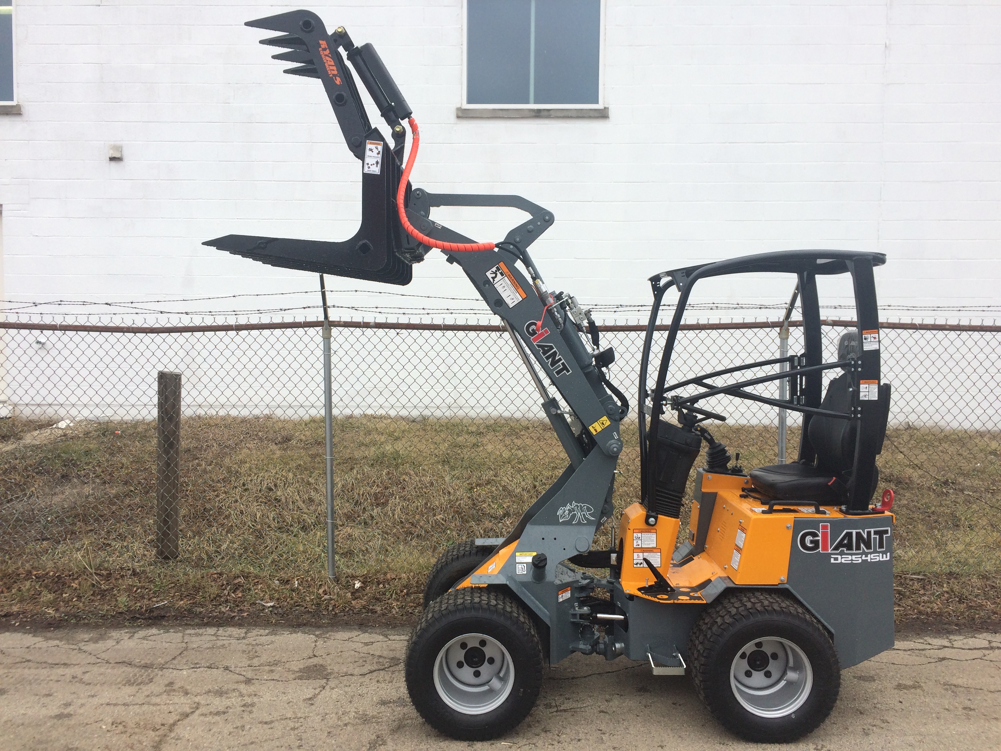 Giant D254SW / Compact Wheel Loader / New & Demonstrator