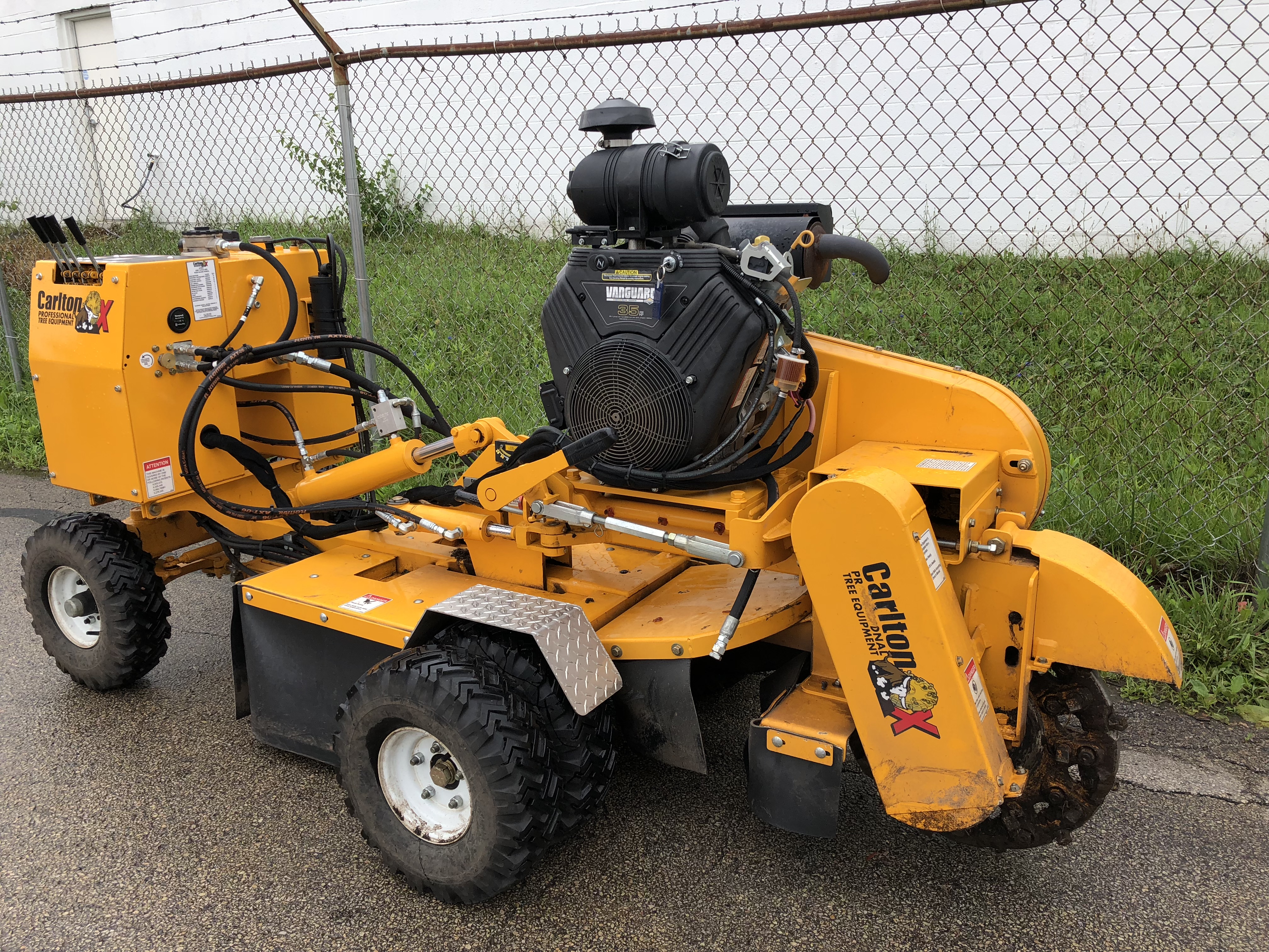 Carlton 5014 / Stump Grinder / 35 HP Vanguard / 28,900