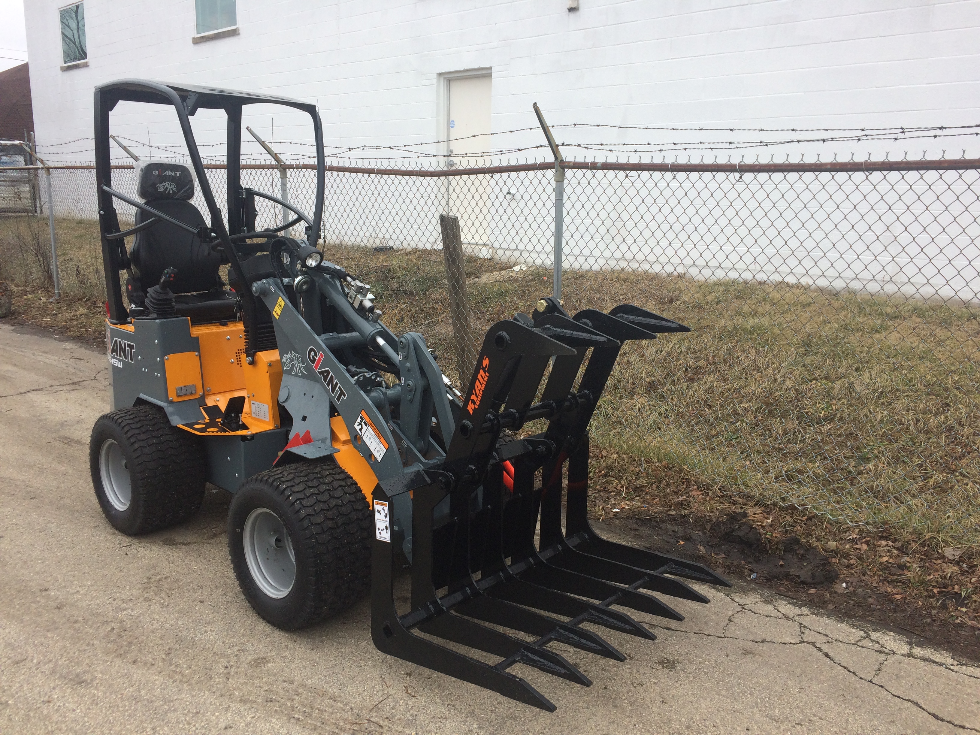 Giant D254SW / Compact Wheel Loader / New & Demonstrator
