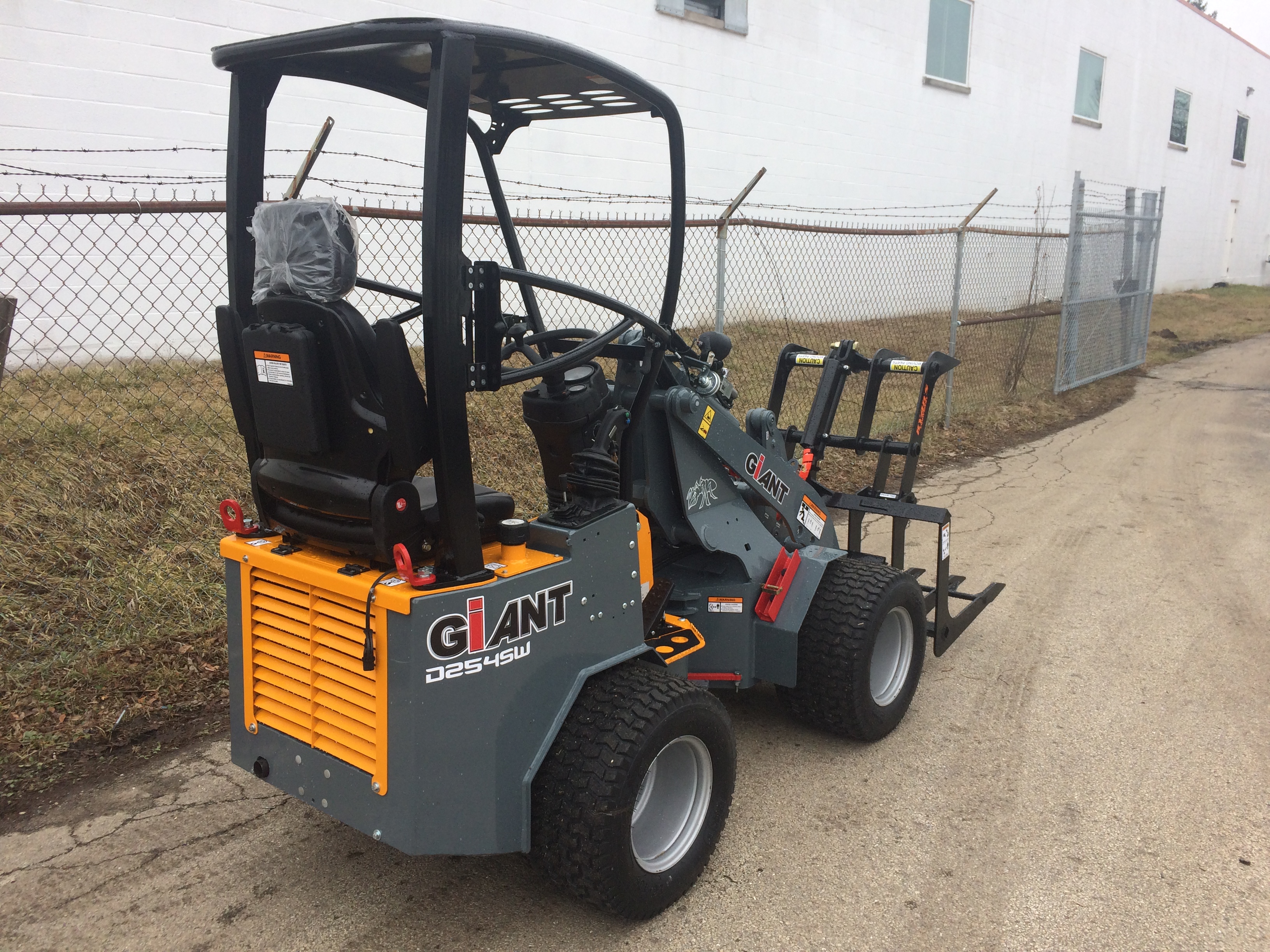 Giant D254SW / Compact Wheel Loader / New & Demonstrator