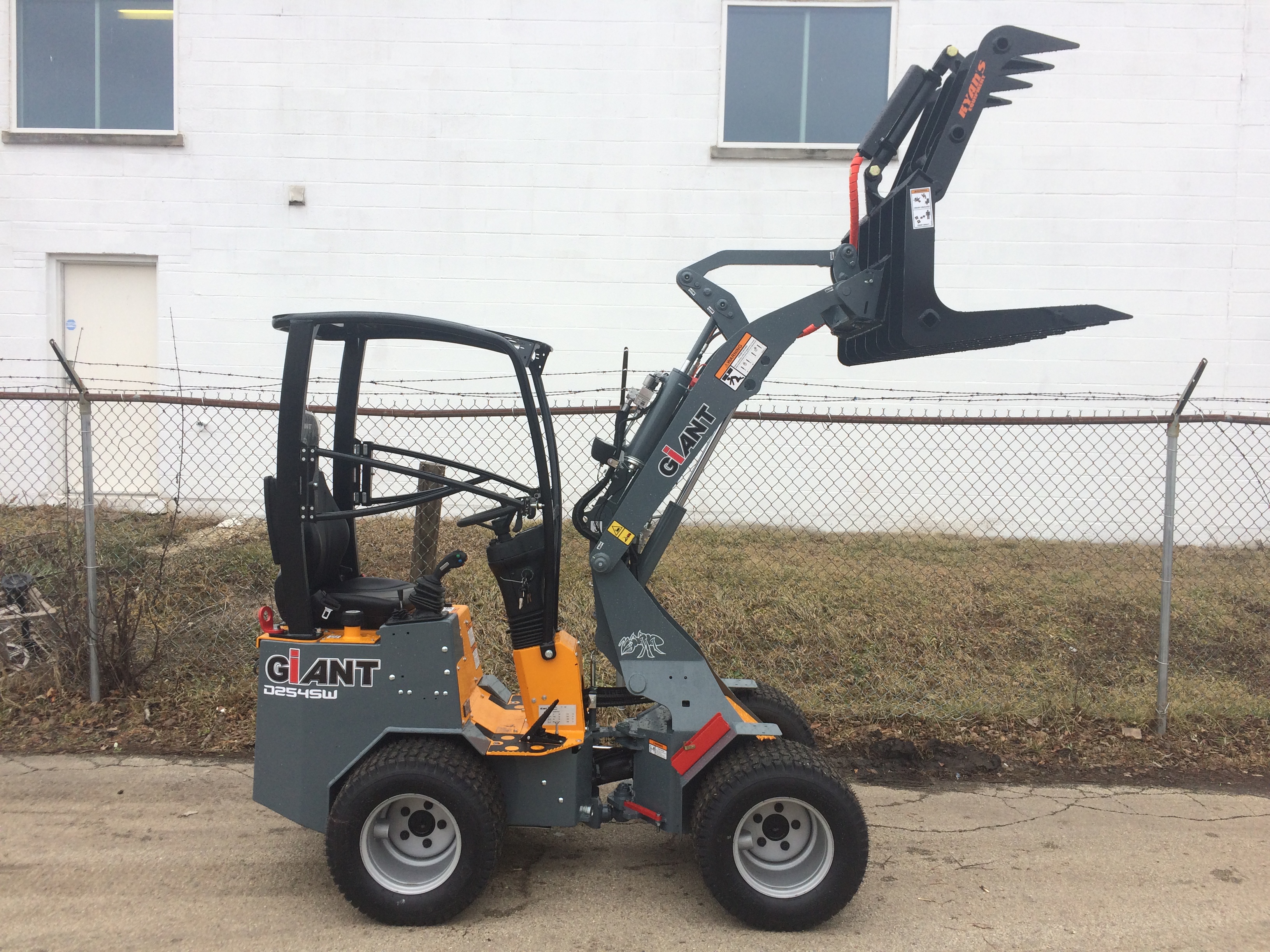 Giant D254SW / Compact Wheel Loader / New & Demonstrator