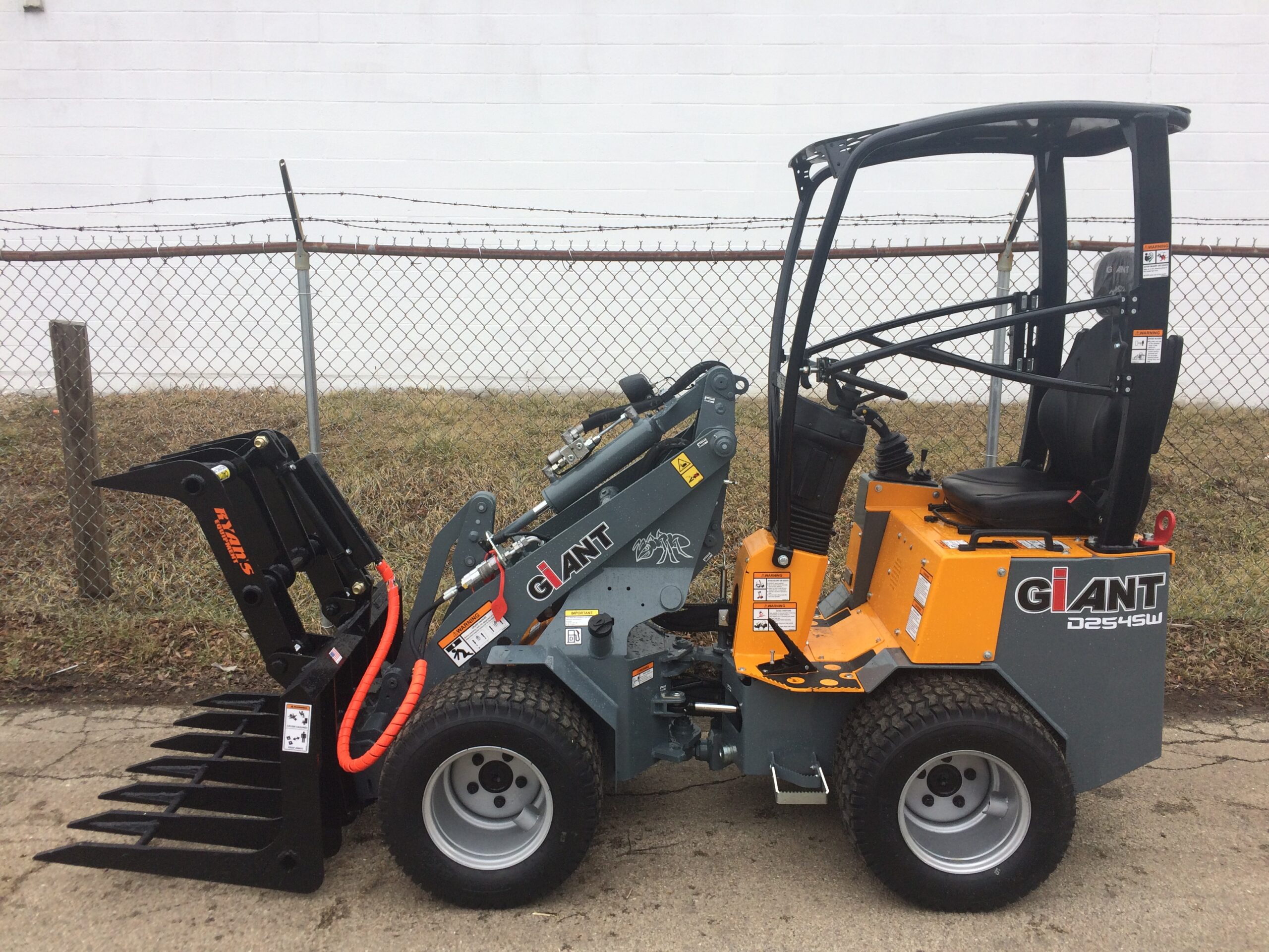 Giant G1200 / Compact Wheel Loader / New & Demonstrator