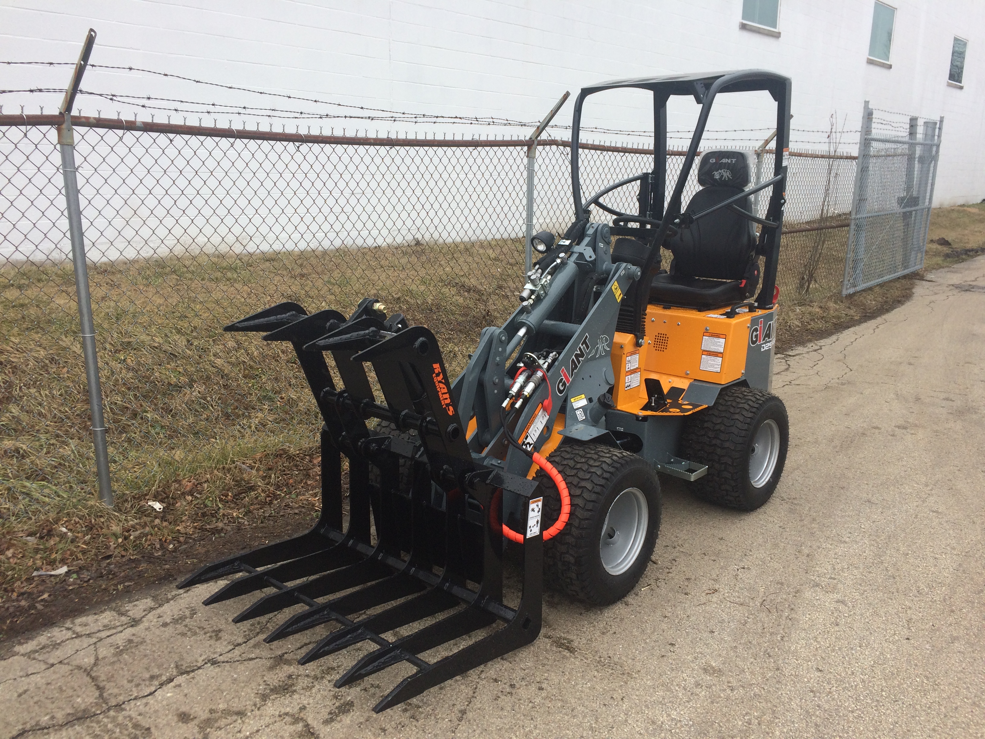Giant D254SW / Compact Wheel Loader / New & Demonstrator