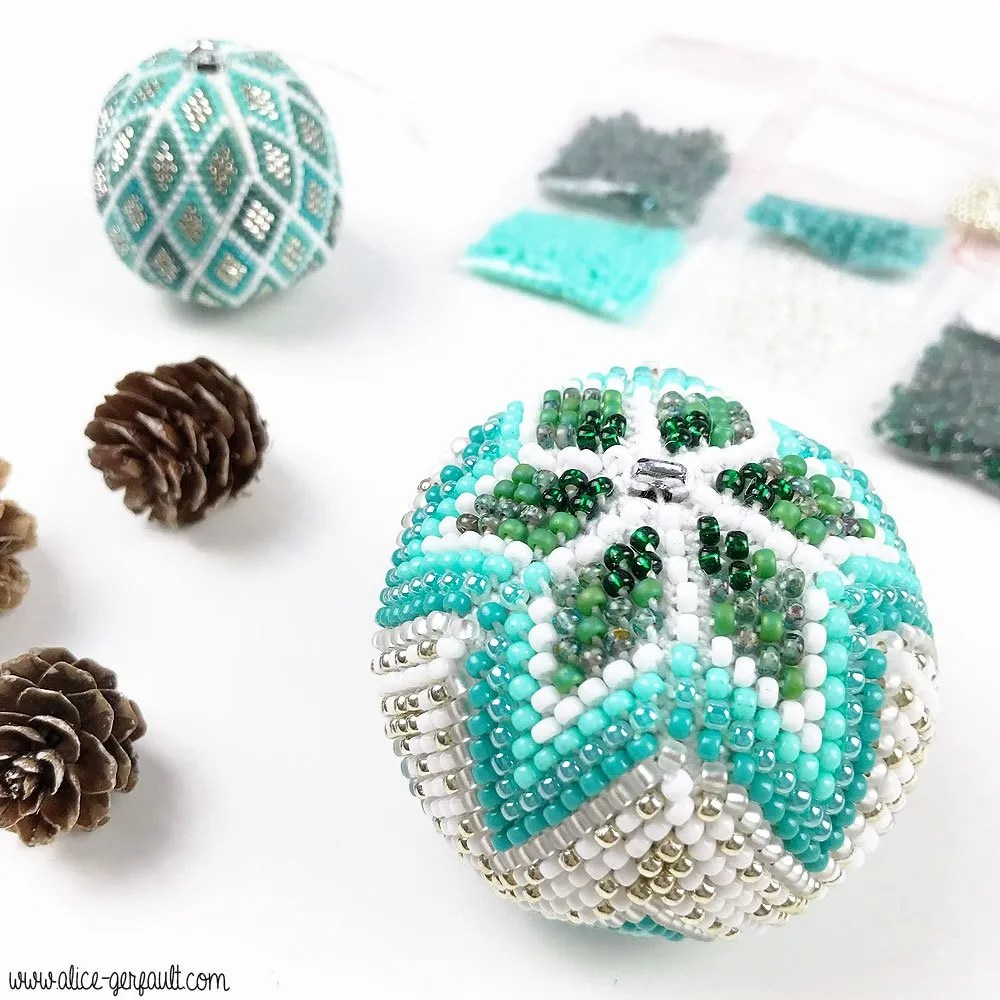 Boule de Noël au crochet et perles Miyuki Rocailles DIY par Alice