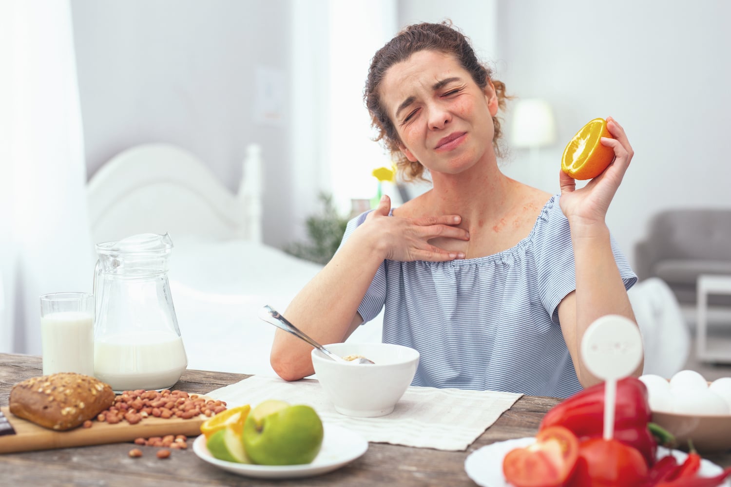 Oral Allergy Syndrome (OAS) Symptoms, Foods & Treatment