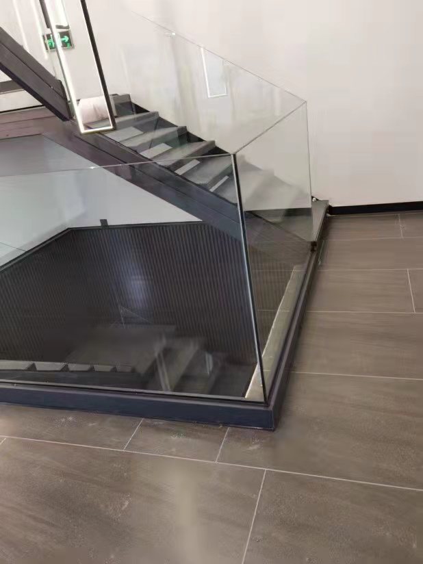 China Tempered Laminated Fluted Glass for Glass Balcony Balustrade
