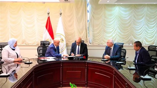 وزير «التعليم» يعتمد نتيجة الدبلومات الفنية للعام الدراسي 2025-2026 وزير «التعليم» يعتمد نتيجة الدبلومات الفنية للعام الدراسي 2025-2026