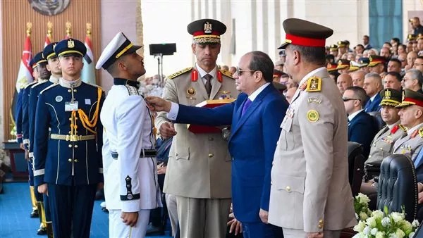 الرئيس السيسي يمنح الأنواط لأوائل الخريجين من طلاب الأكاديمية والكليات العسكرية الرئيس السيسي يمنح الأنواط لأوائل الخريجين من طلاب الأكاديمية والكليات العسكرية