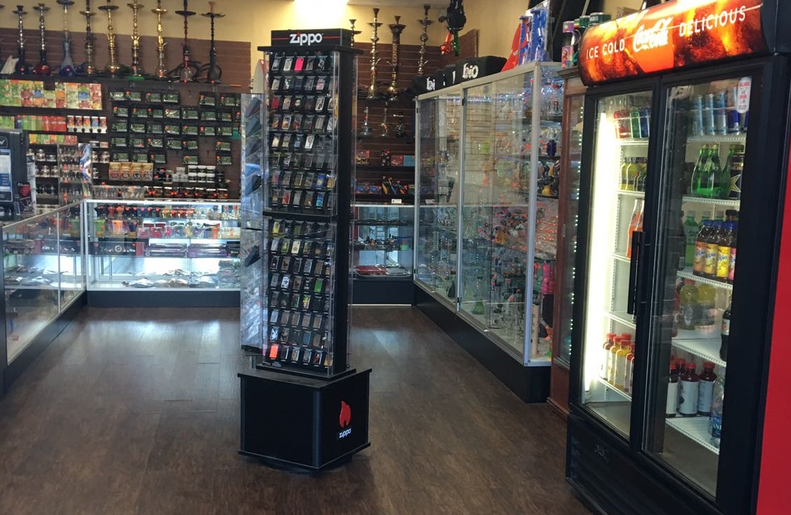 للبيع محل " 900 قدم " Smoke Shop في نورث هوليوود لوس انجلوس موقع