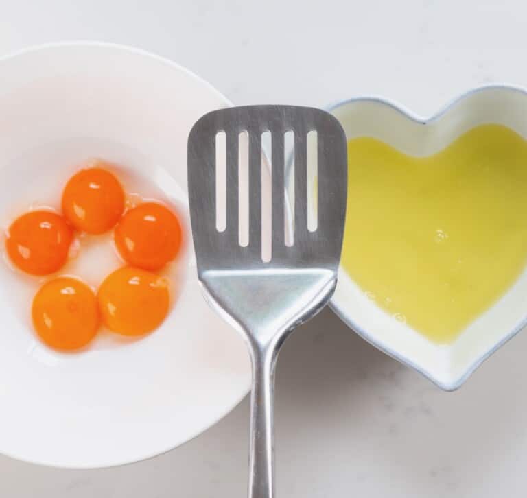 How to Separate Egg Whites and Yolks (2 Methods) Alphafoodie
