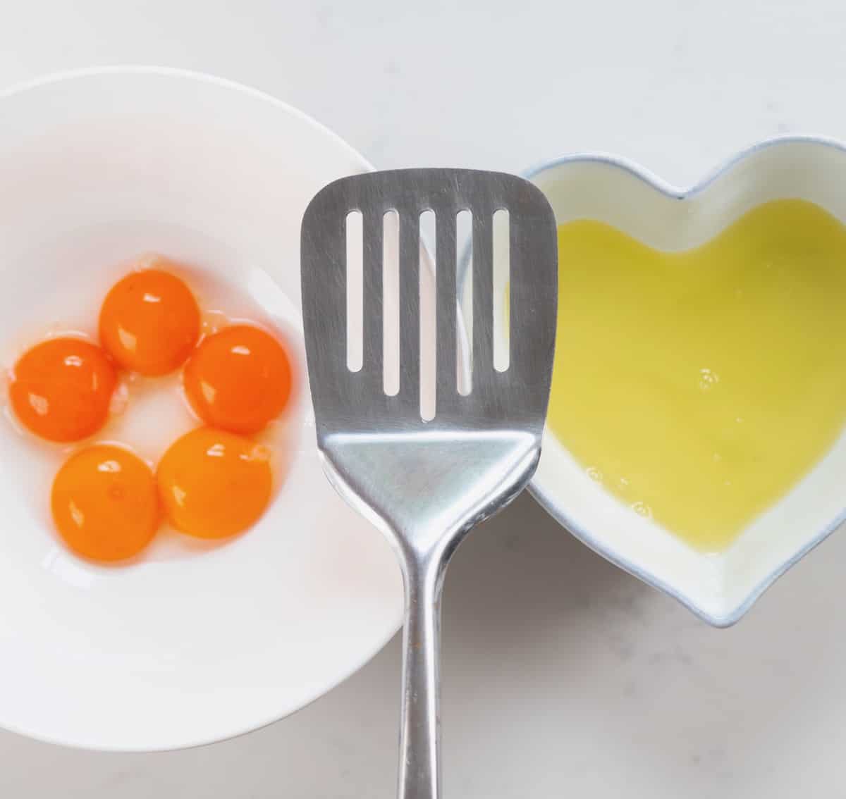 How to Separate Egg Whites and Yolks (2 Methods) Alphafoodie