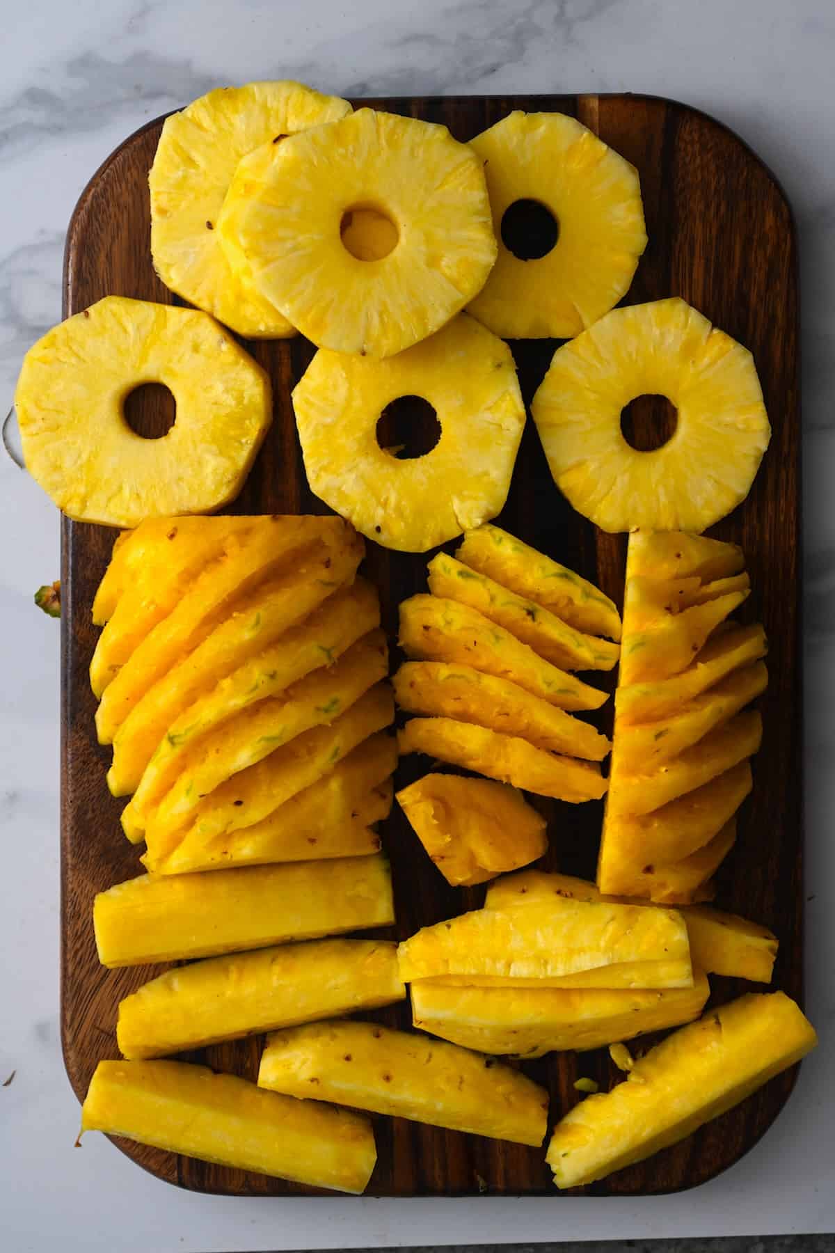 How To Cut A Pineapple (+ Peeling Pineapple Hack) (2023)