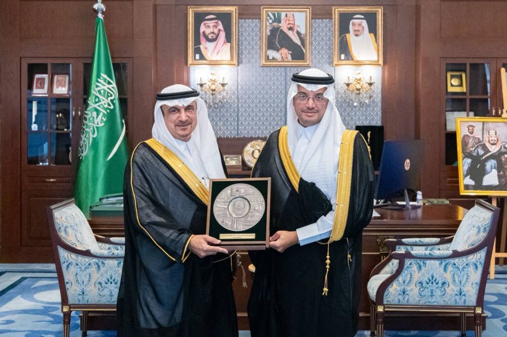 محافظ الأحساء يكرم الدكتور الملحم لجهوده الإنسانية في سوريا محافظ الأحساء يكرم الدكتور الملحم لجهوده الإنسانية في سوريا