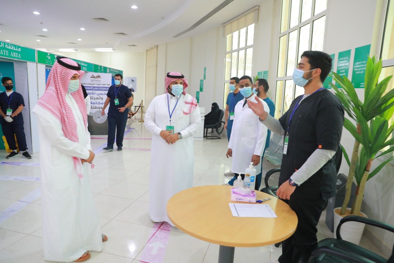 بالصور طلبة جامعة شقراء يشاركون ضمن فرق العمل بمركز