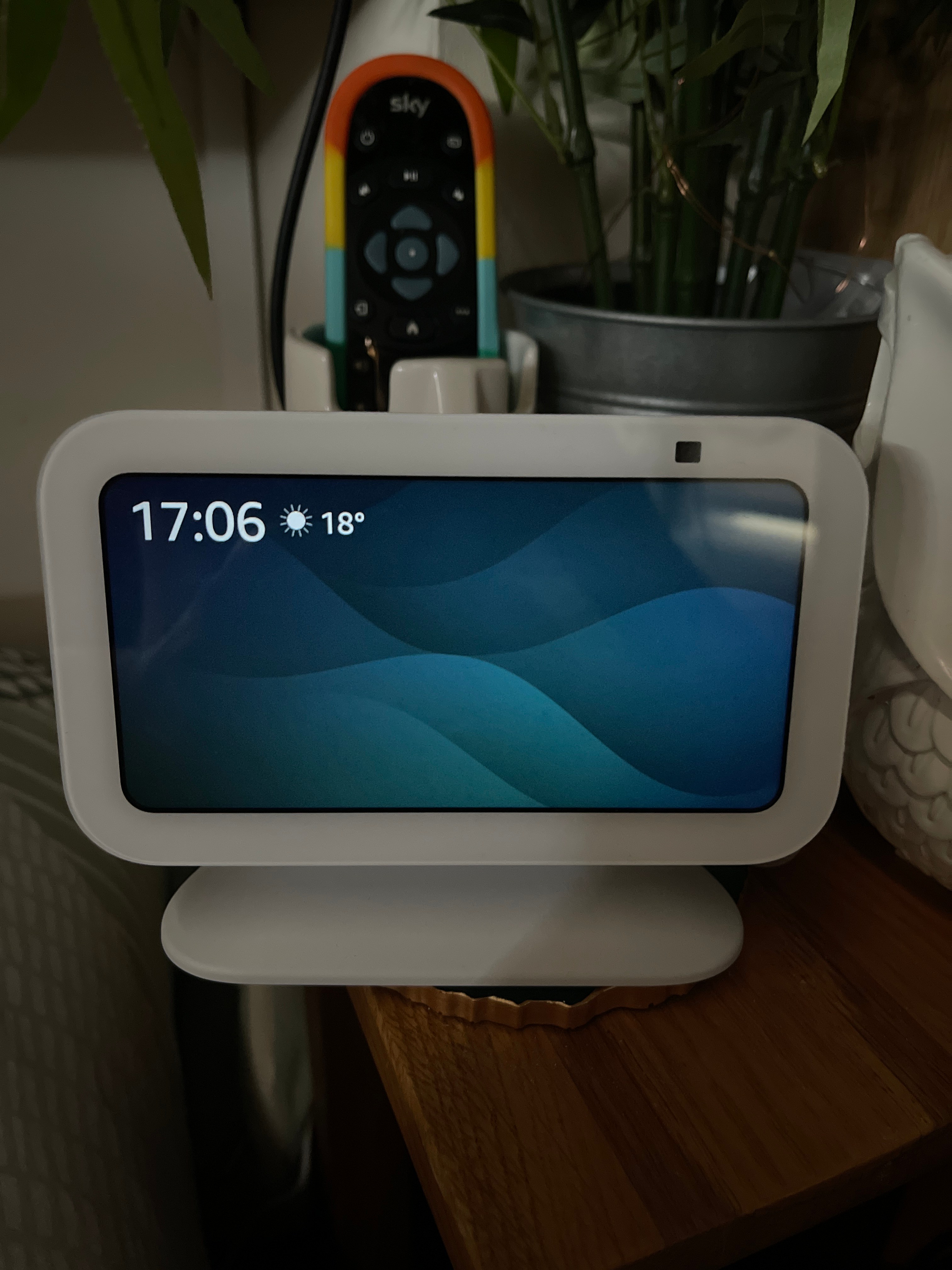 My Echo Show 5 clock display won’t stay on my selected large center clock