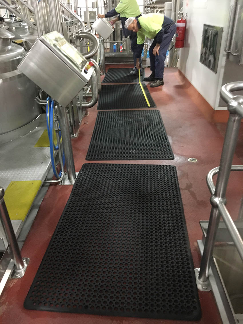 Food grade and antislip, antifatigue mats used in food manufacturing