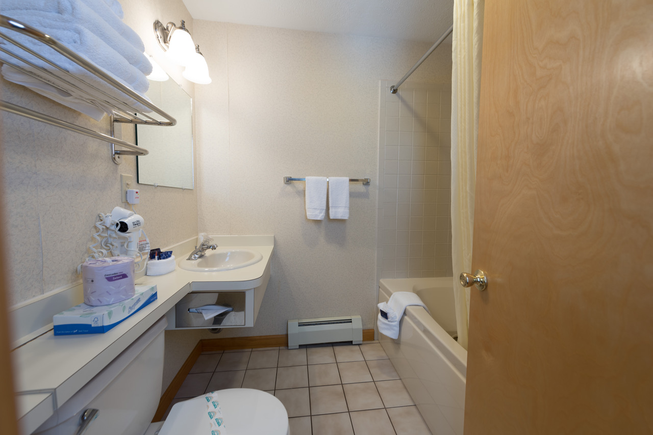 1KBath Americas Best Value Inn & Suites Lake