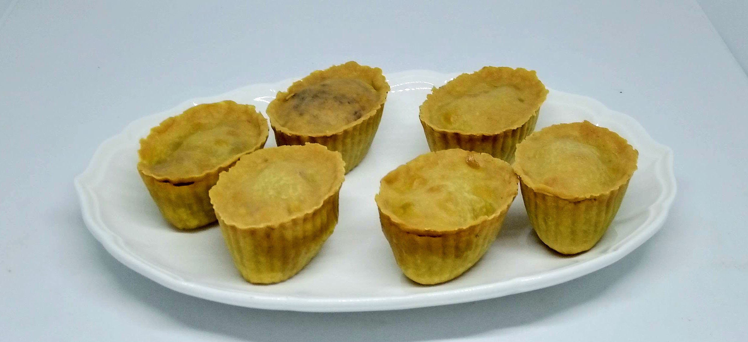 Empadas de Legumes com Massa de Farinha de Grão À mesa com a Ziza