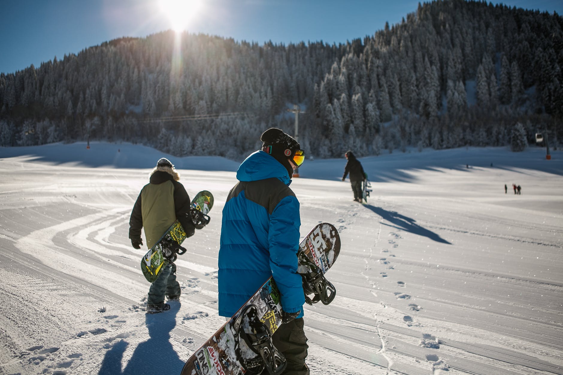 What Exactly is the Difference Between Men's and Women's Snowboards