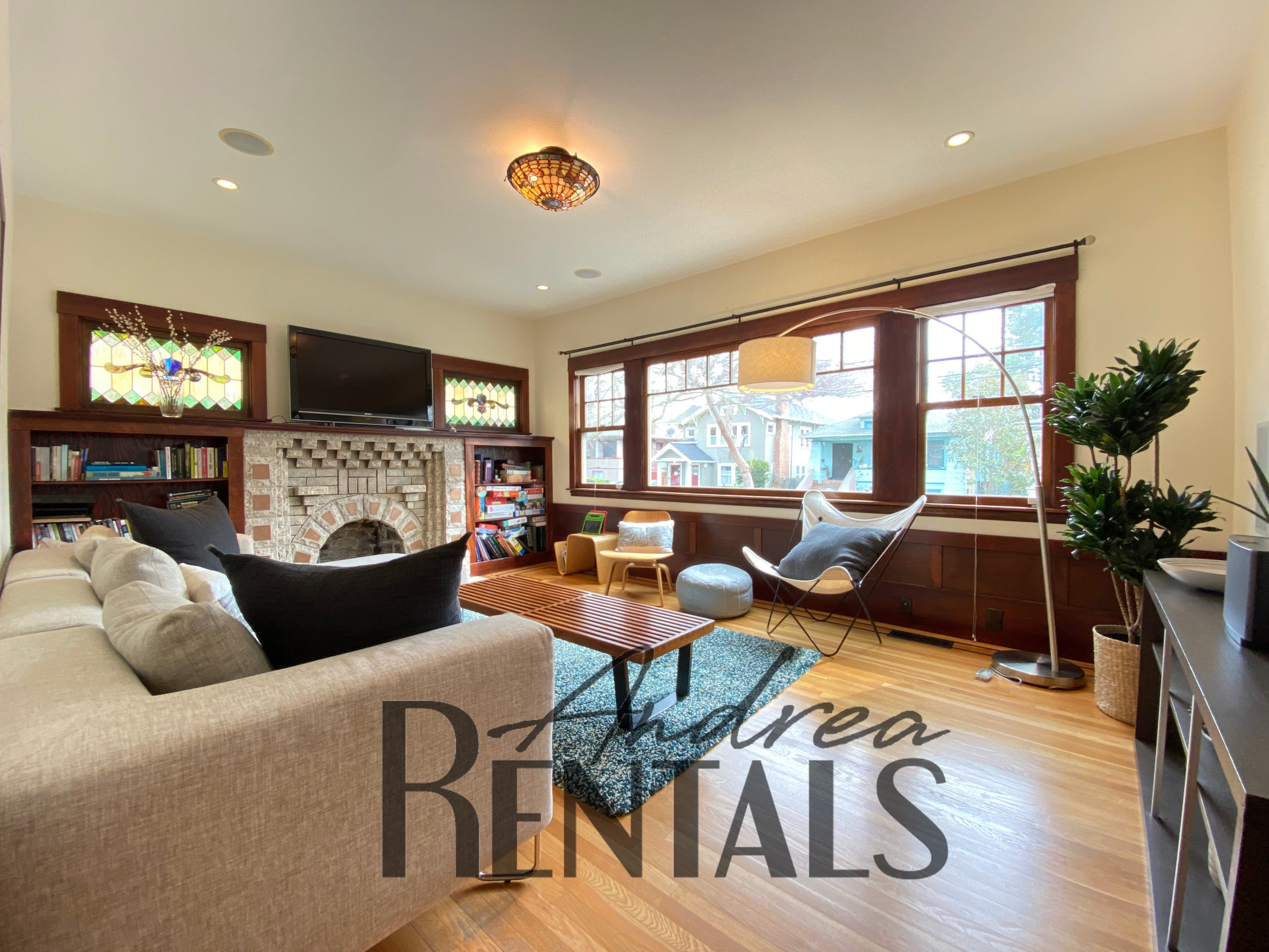 Perfect Vintage/Modern Rockridge Craftsman, ready for someone to call
