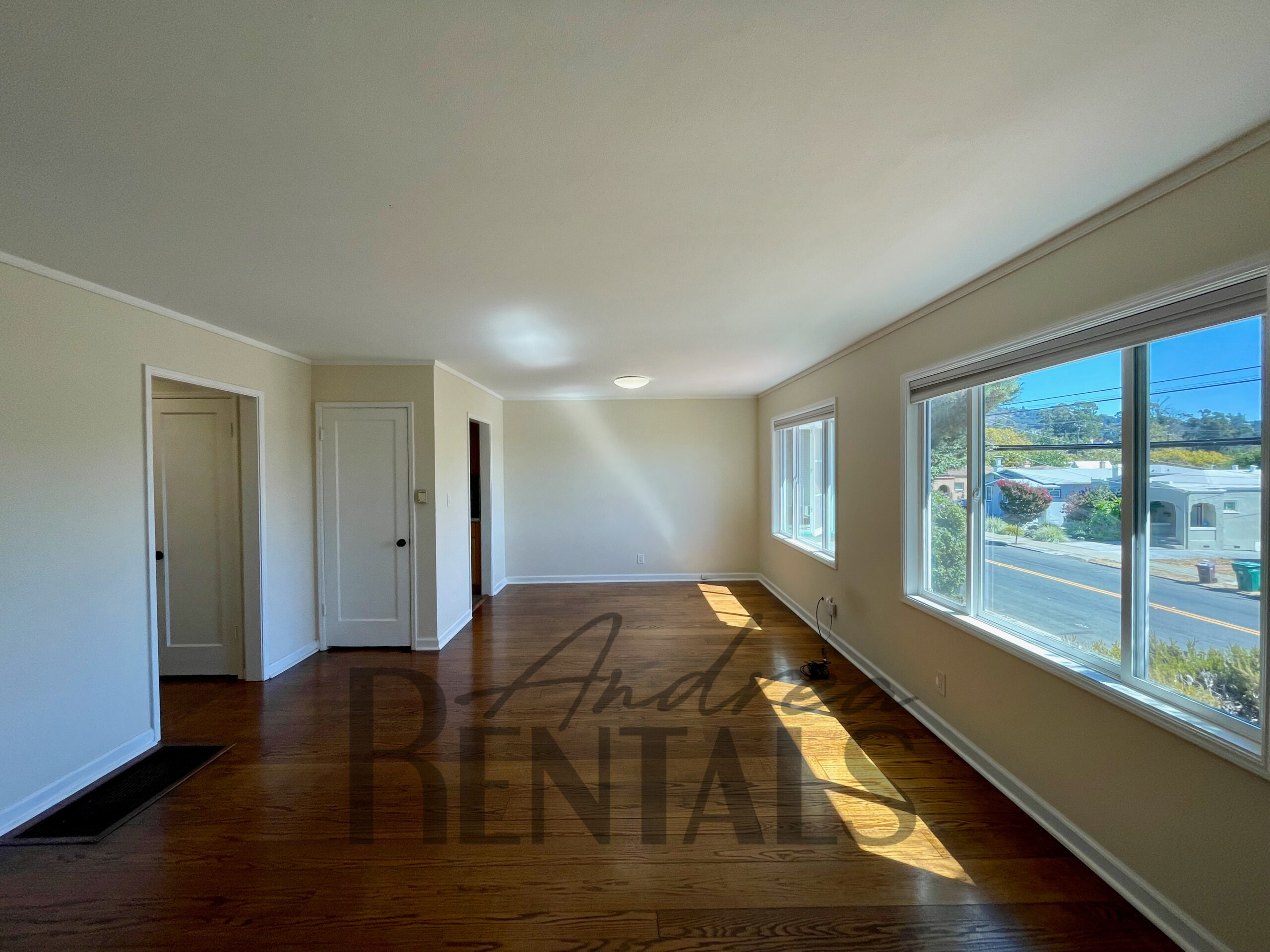 Bright and sunny 1BR/1BA apartment in Maxwell Park with storage
