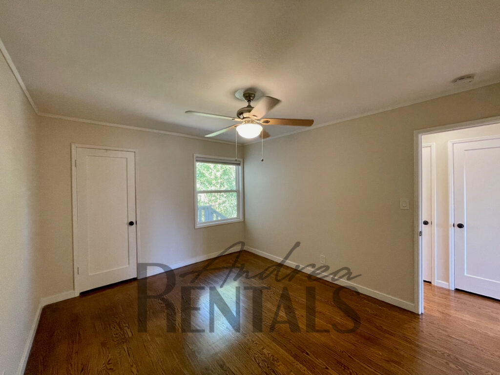 Bright and sunny 1BR/1BA apartment in Maxwell Park with storage & parking available
