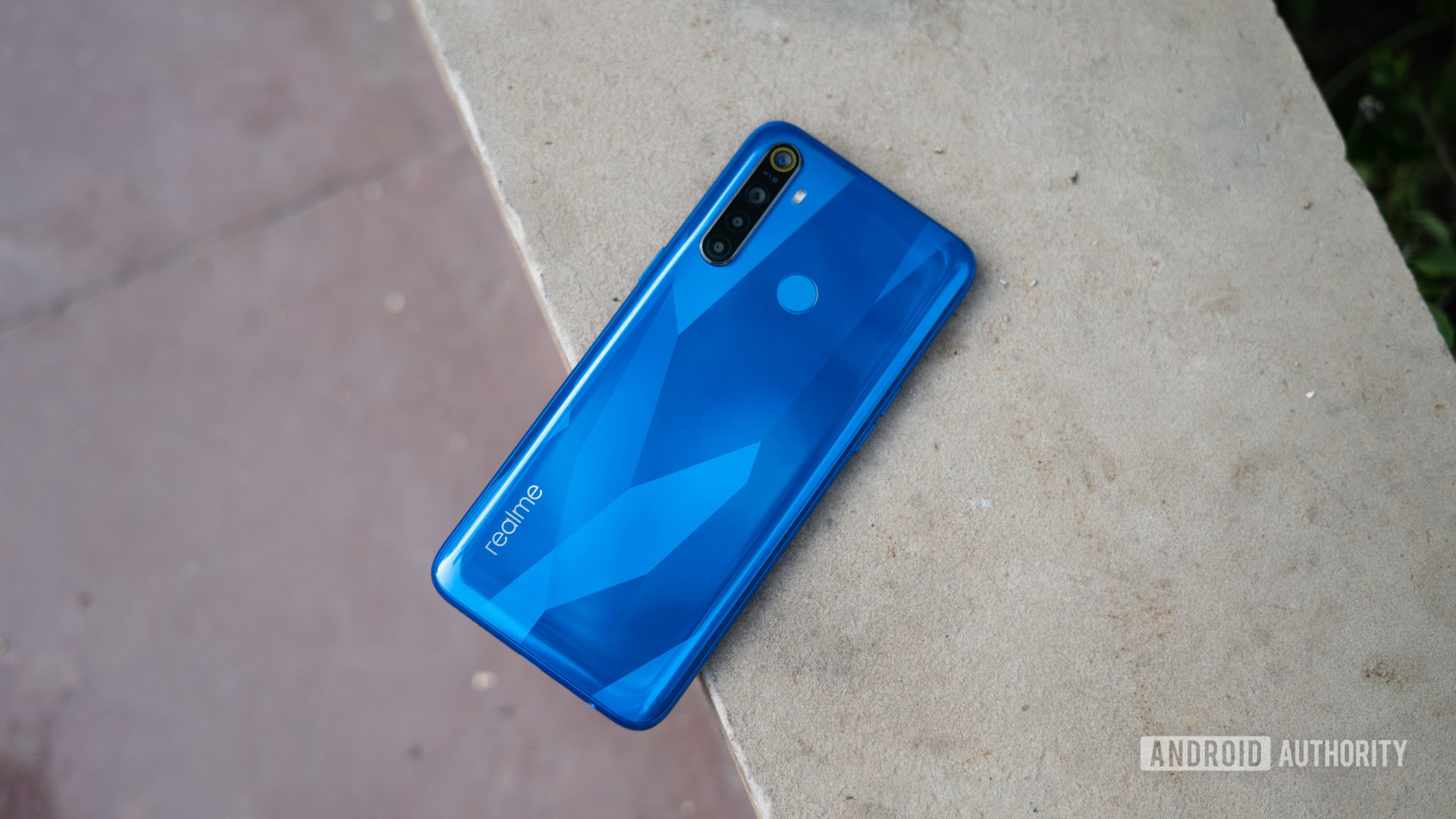 realme 5 back with gradient pattern