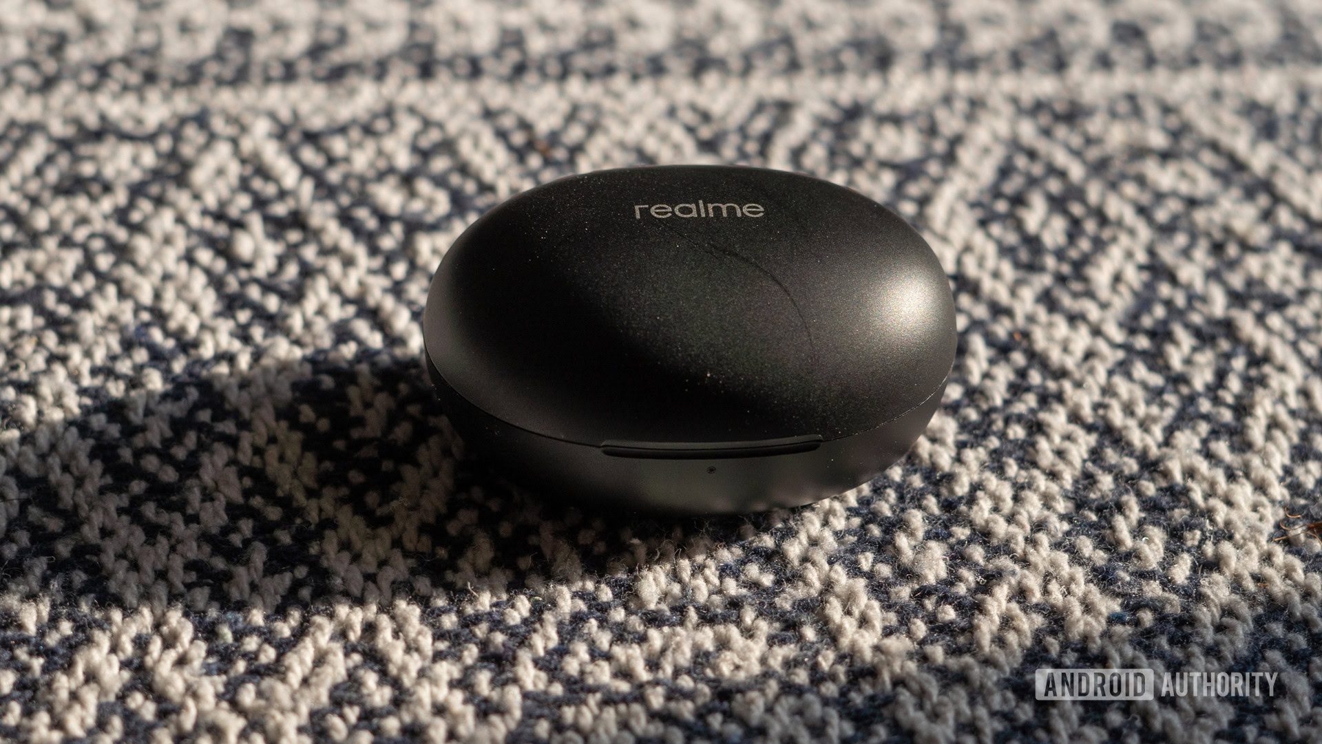 realme Buds Q2 case.