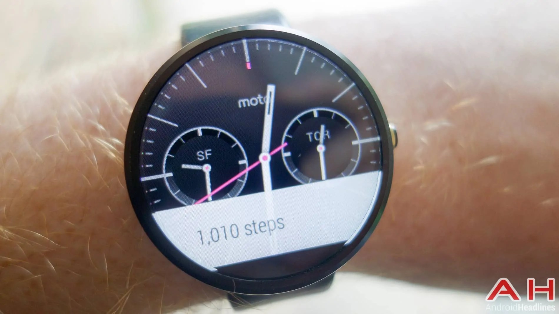 Smartwatch Comparisons Motorola Moto 360 vs Samsung Gear S