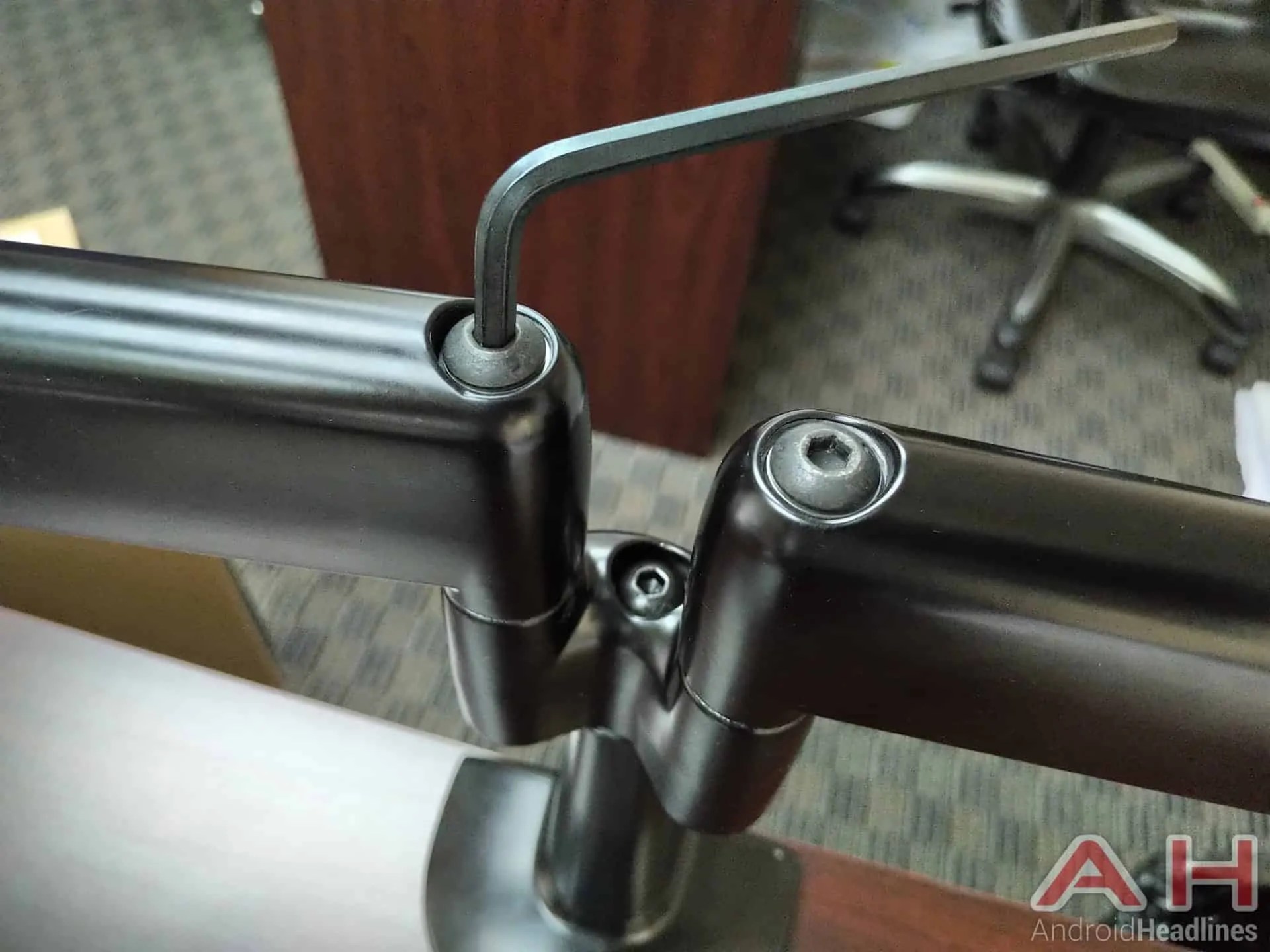 Echogear DualMonitor Desk Mount Review Duel of the Screens