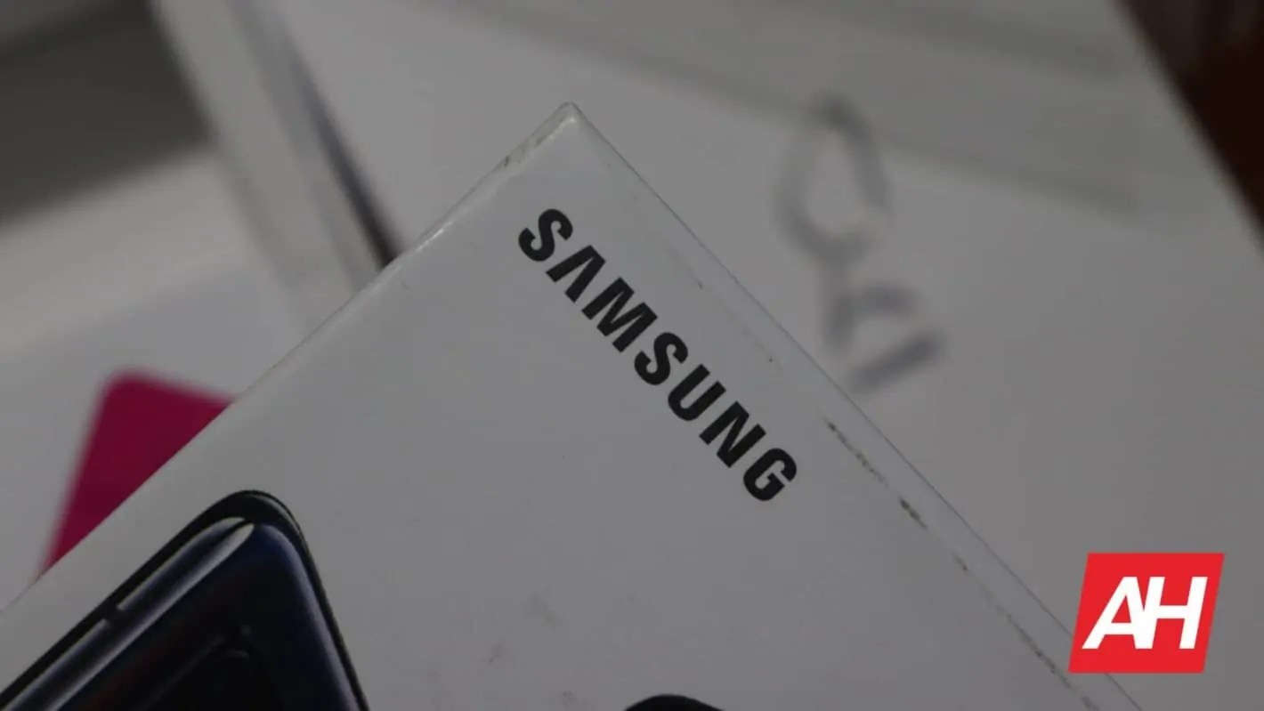 Samsung Mocks Apple By Giving Away Cleaning Cloths