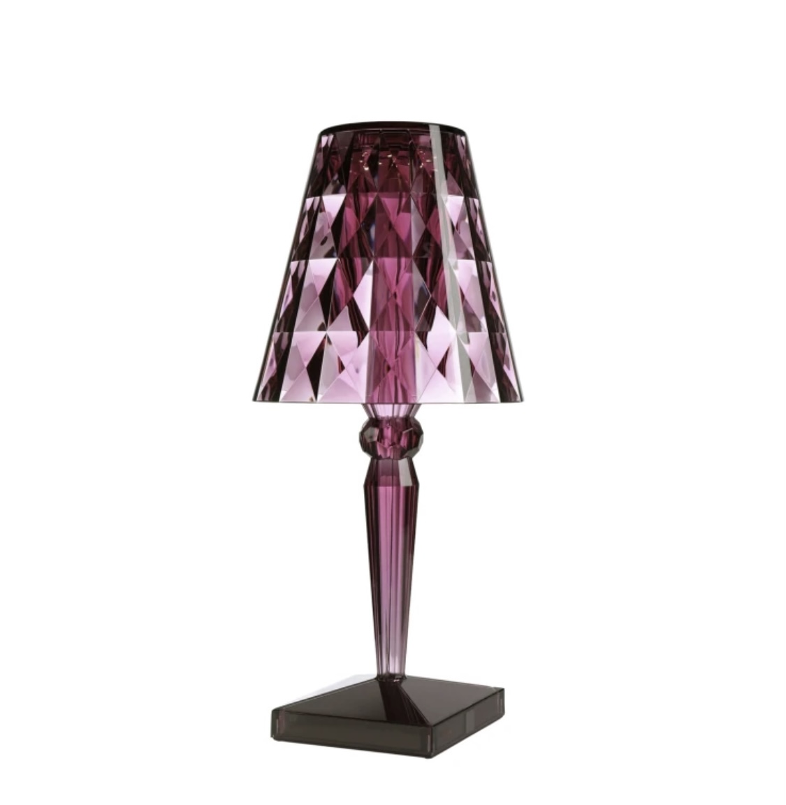 Web kabuki è una lampada minimal che si può posizionare in diverse parti di un’abitazione: Per interni o esterni dona eleganza e ricercatezza. Lampada a sospensione Kartell, modello Kabuki Angiola Design