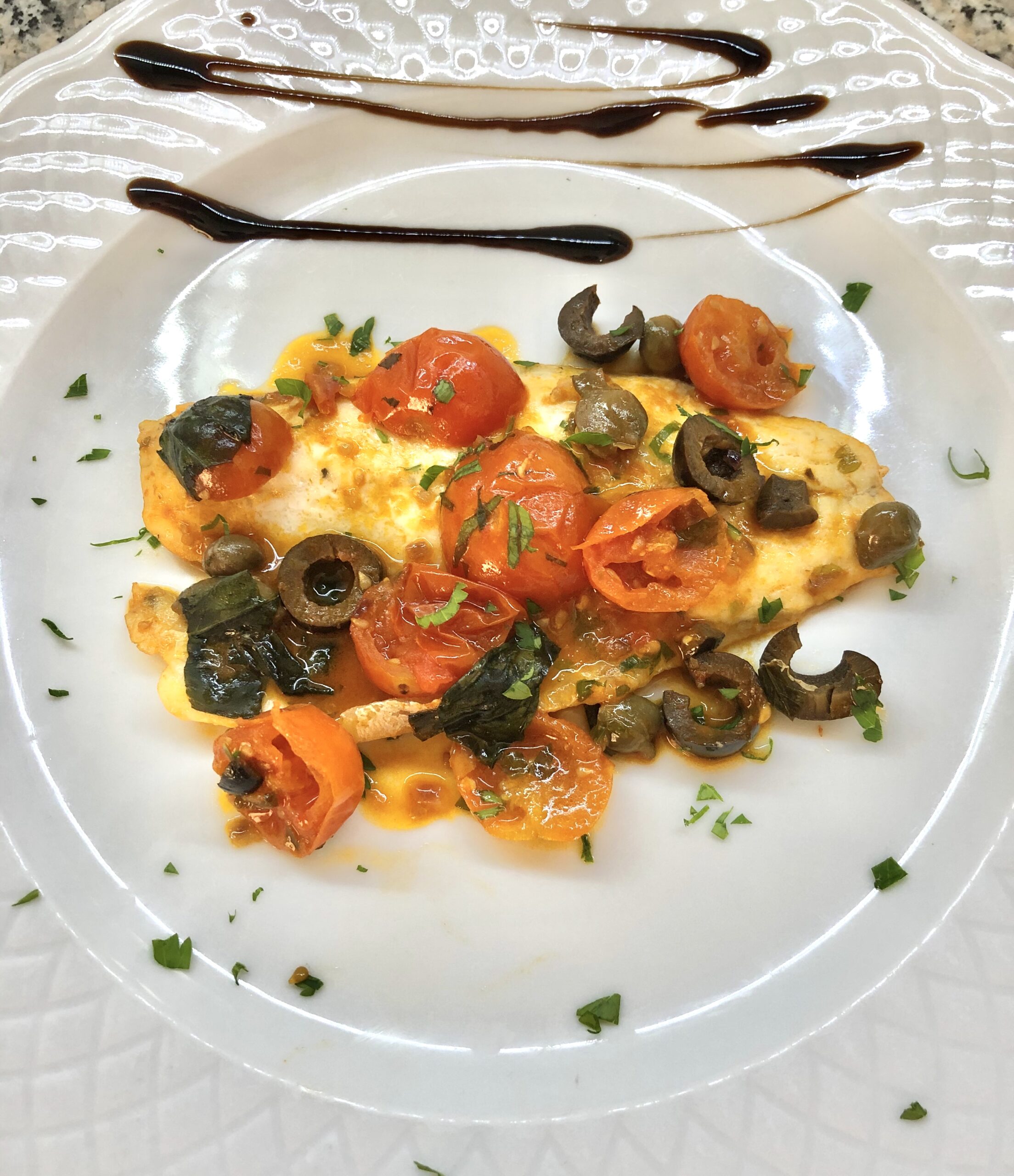 Filetto di branzino alla mediterranea in padella facile con tanto gusto