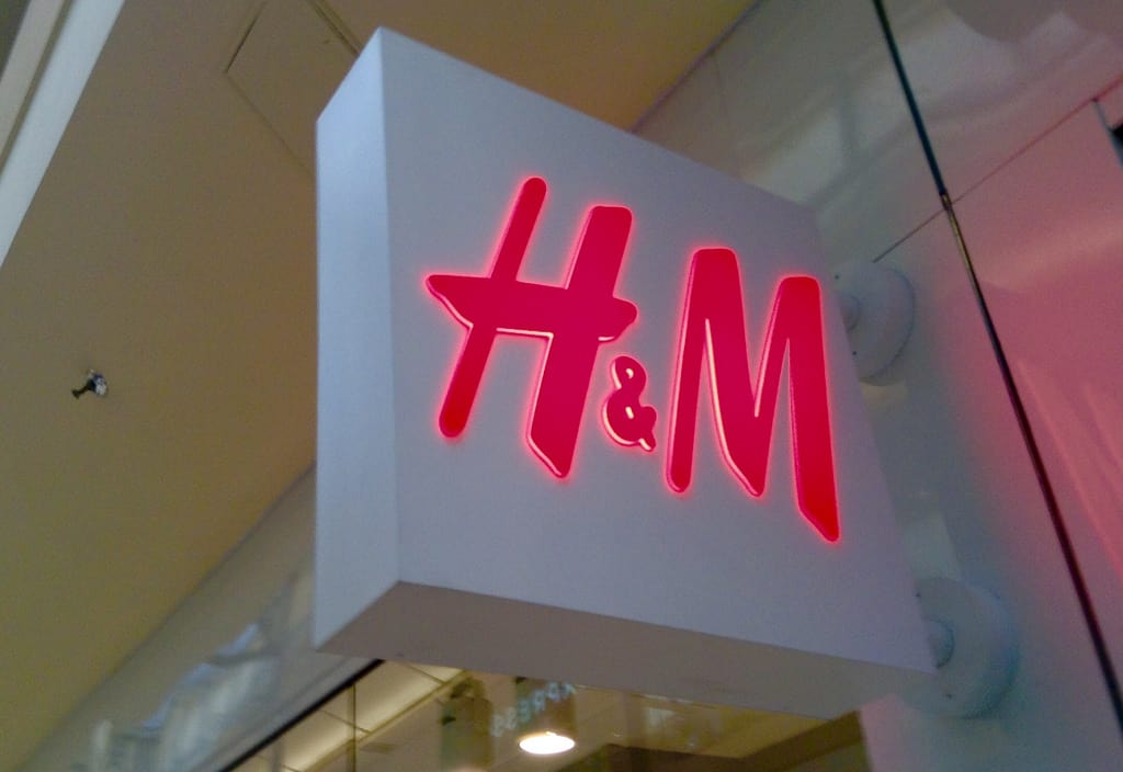 H&M looks to bring online and offline shopping together