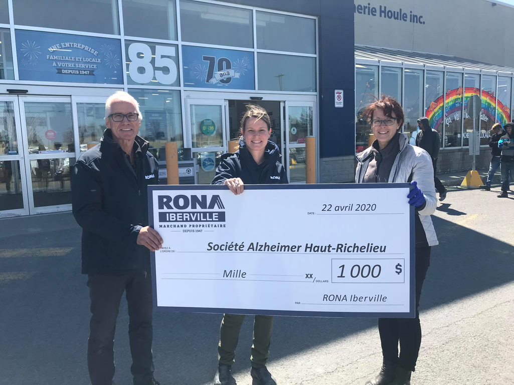 RONA Iberville remet 1 000 à la Société Alzheimer HautRichelieu Association québecoise de