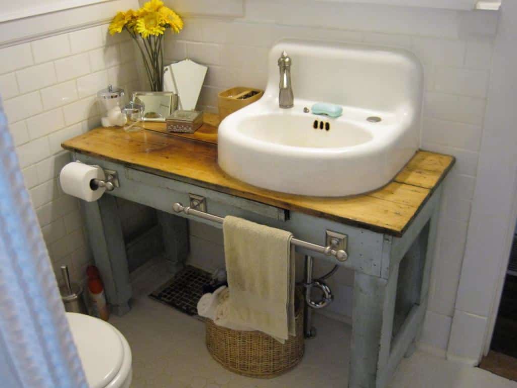 16 Really Inspiring Ways To Decorate The Bathroom With Upcycled Items