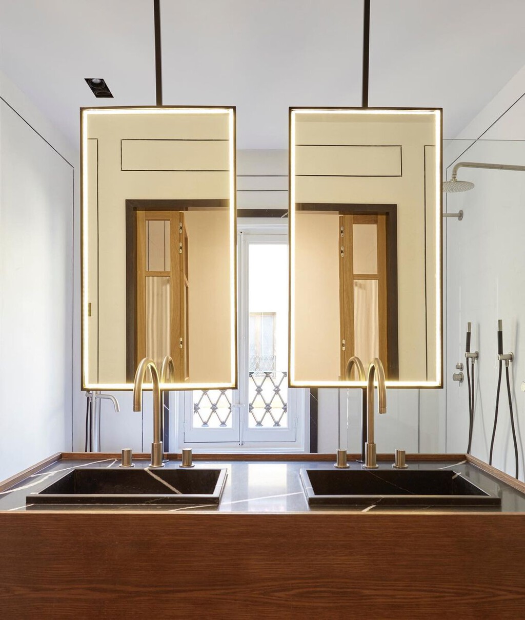 Sinks Under The Window Or Without Leaning on The Wall For The Bathroom?