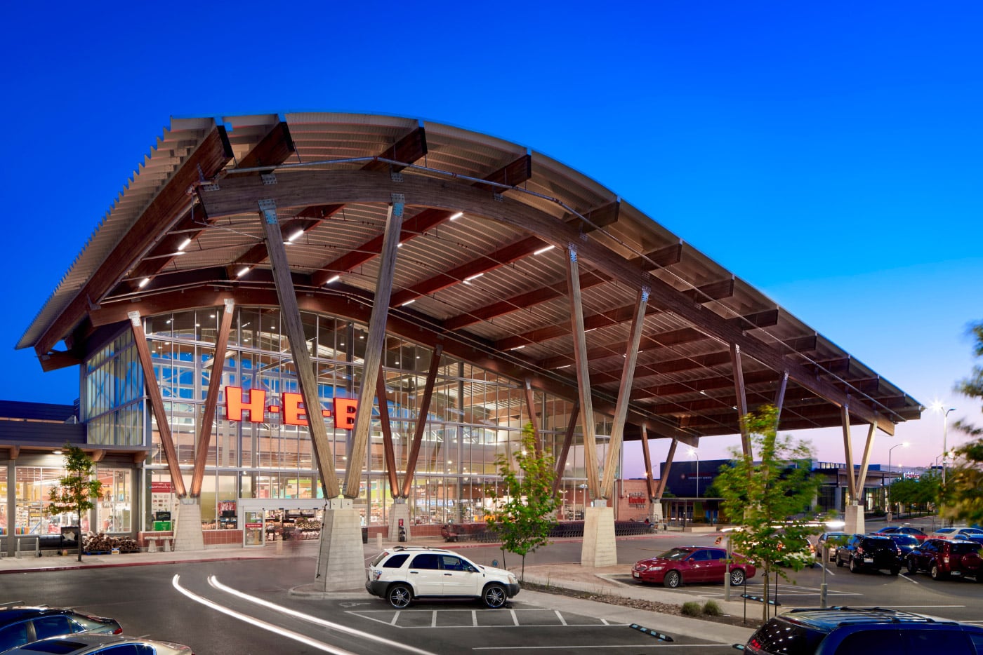 LakeFlato blends high design with sustainability for an Austin grocery