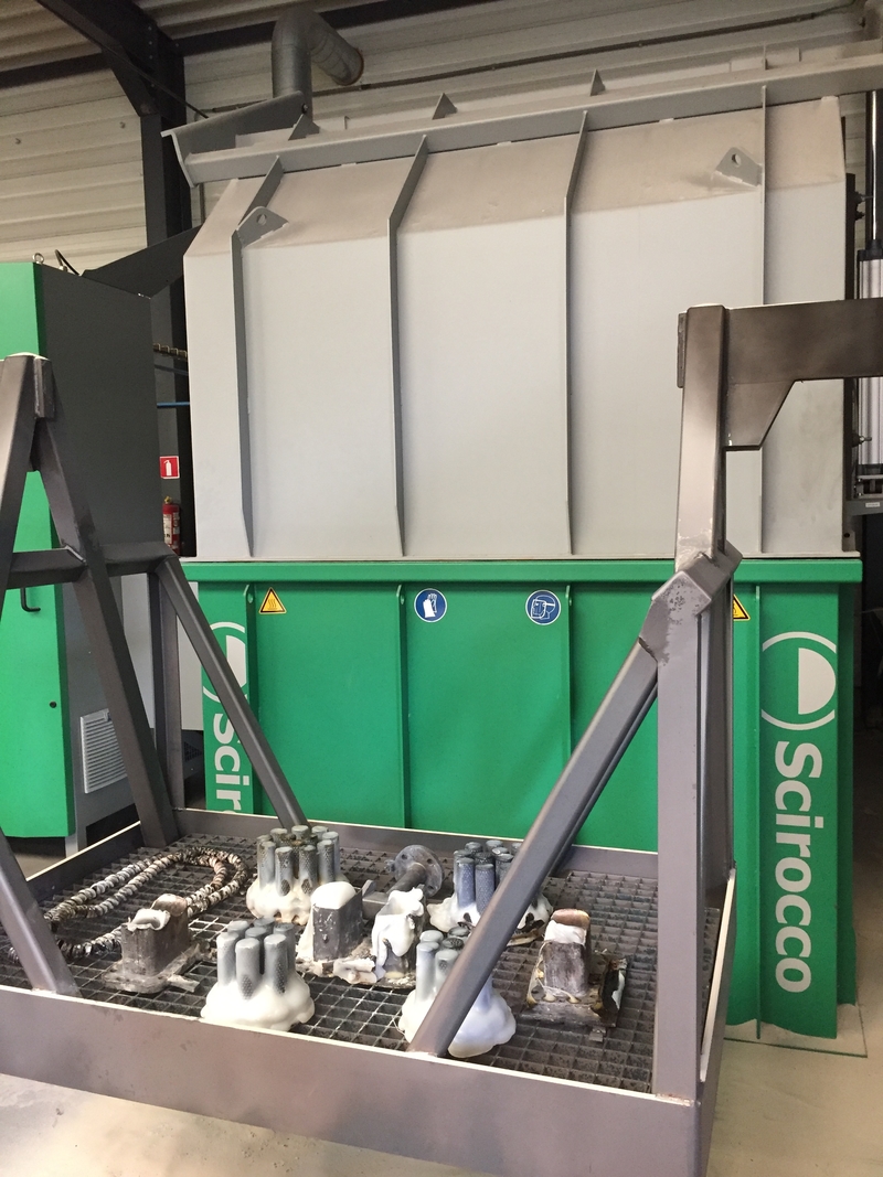 Fluidized beds to remove paint, plastic or rubber from metal parts